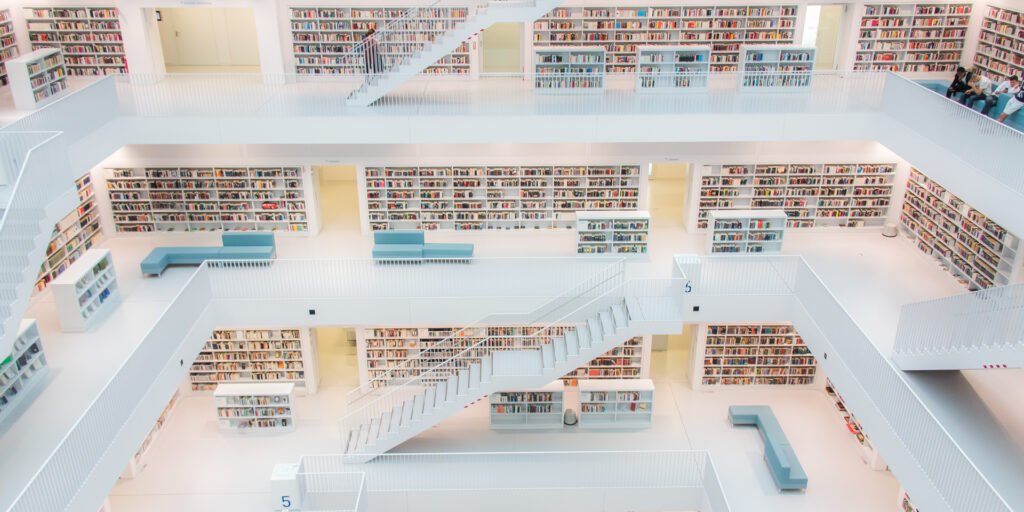 Roland Seichter Fotografie - Innenansicht der Bibliothek in Stuttgart West