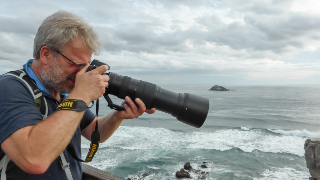 Roland Seichter Fotografie - Über mich - Der Fotograf mit einem langen Teleobjektiv in Aktion