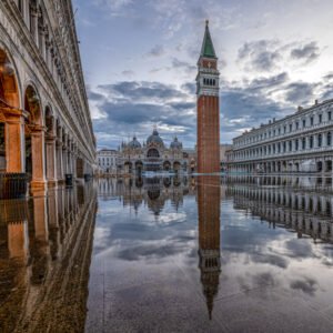 Roland Seichter Fotografie - Einzigartige Wandbilder - Stadtfotografie -Der Markusplatz am Morgen wegen Acqua Alta komplett unter Wasser
