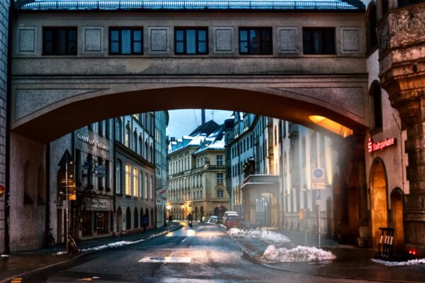 Roland Seichter Fotografie - Einzigartige Wandbilder - Stadtfotografie - Blick in die Münchener Sparkassenstraße am Morgen