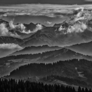 Roland Seichter Fotografie - Einzigartige Wandbilder - Landschaftsfotografie -Fotografie einer Bergkette mit einigen Wolken. Schwarz/Weiß