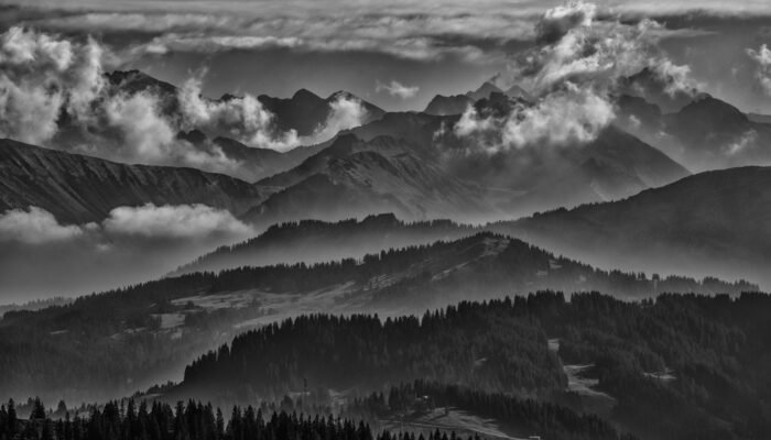 Roland Seichter Fotografie - Einzigartige Wandbilder - Landschaftsfotografie -Fotografie einer Bergkette mit einigen Wolken. Schwarz/Weiß