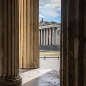Roland Seichter Fotografie - Einzigartige Wandbilder - Stadtfotografie - Interessanter Blick auf die Gebäude am Königsplatz mit Säulen im Vordergrund