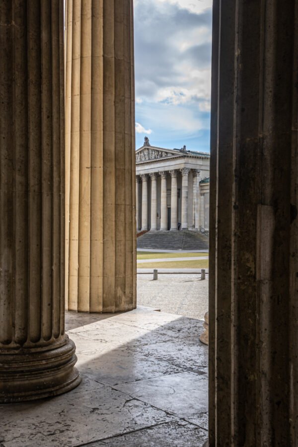 Roland Seichter Fotografie - Einzigartige Wandbilder - Stadtfotografie - Interessanter Blick auf die Gebäude am Königsplatz mit Säulen im Vordergrund