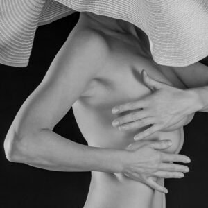 Roland Seichter Fotografie Sensual-Shooting ein verdeckter Akt einer Frau nur mit einem weißen Hut bekleidet