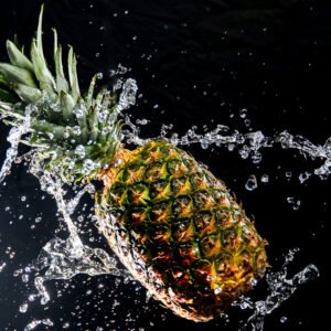Roland Seichter Fotografie - Einzigartige Wandbilder - CreativeArt - Eine Ananas wird mit Wasser beworfen