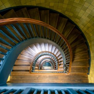 Roland Seichter Fotografie - Einzigartige Wandbilder - Architekturfotografie -Fotografie eines Treppenhauses von oben