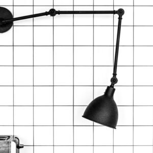 Roland Seichter Fotografie - Einzigartige Wandbilder - Minimalistische Fotografie - Eine Leuchte, ein Toaster vor einer Fliesenwand, Schwarz/Weiß