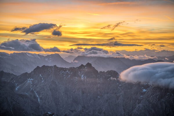 Roland Seichter Fotografie - Einzigartige Wandbilder - Landschaftsfotografie von der Zugspitze herunter auf die Alpenwelt im Morgenlicht - Variante 4