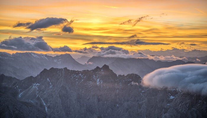 Roland Seichter Fotografie - Einzigartige Wandbilder - Landschaftsfotografie von der Zugspitze herunter auf die Alpenwelt im Morgenlicht - Variante 4