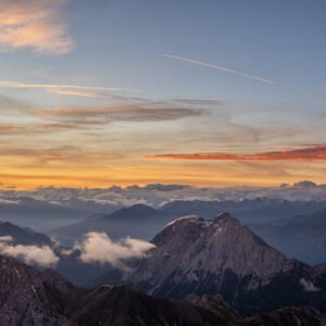Roland Seichter Fotografie - Einzigartige Wandbilder - Landschaftsfotografie von der Zugspitze herunter auf die Alpenwelt im Morgenlicht - Variante 8