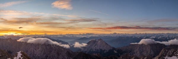 Roland Seichter Fotografie - Einzigartige Wandbilder - Landschaftsfotografie von der Zugspitze herunter auf die Alpenwelt im Morgenlicht - Variante 8