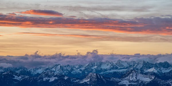 Roland Seichter Fotografie - Einzigartige Wandbilder - Landschaftsfotografie von der Zugspitze herunter auf die Alpenwelt im Morgenlicht - Variante 9