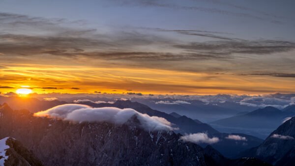 Roland Seichter Fotografie - Einzigartige Wandbilder - Landschaftsfotografie von der Zugspitze herunter auf die Alpenwelt im Morgenlicht - Variante 11