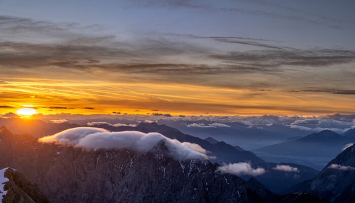 Roland Seichter Fotografie - Einzigartige Wandbilder - Landschaftsfotografie von der Zugspitze herunter auf die Alpenwelt im Morgenlicht - Variante 11