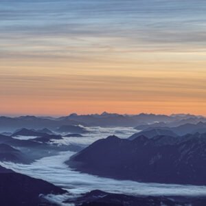 Roland Seichter Fotografie - Einzigartige Wandbilder - Landschaftsfotografie von der Zugspitze herunter auf die Alpenwelt im Morgenlicht - Variante 12