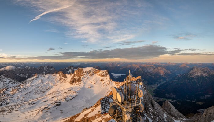 Roland Seichter Fotografie - Einzigartige Wandbilder - Landschaftsfotografie von der Zugspitze herunter auf die Alpenwelt im Morgenlicht - Variante 14