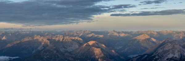 Roland Seichter Fotografie - Einzigartige Wandbilder - Landschaftsfotografie von der Zugspitze herunter auf die Alpenwelt im Morgenlicht - Variante 15