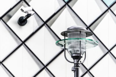 Roland Seichter Fotografie - Abstrakte Fotografie - Eine Lampe aus Glas vor einer Glasfassade
