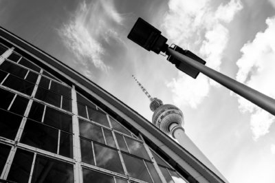 Roland Seichter Fotografie - Städtefotografie - Von unten nach oben-View auf den Fernsehturm Berlin mit Laterne und Hausfassade. Schwar/Weiß