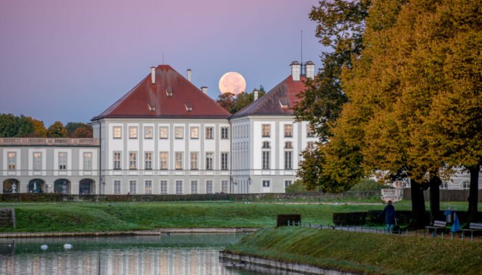 Roland Seichter Fotografie - Städtefotografie - München - Blick auf einen Teil von Schloss Nymphenburg mit dem untergehenden Mond im Hintergrund