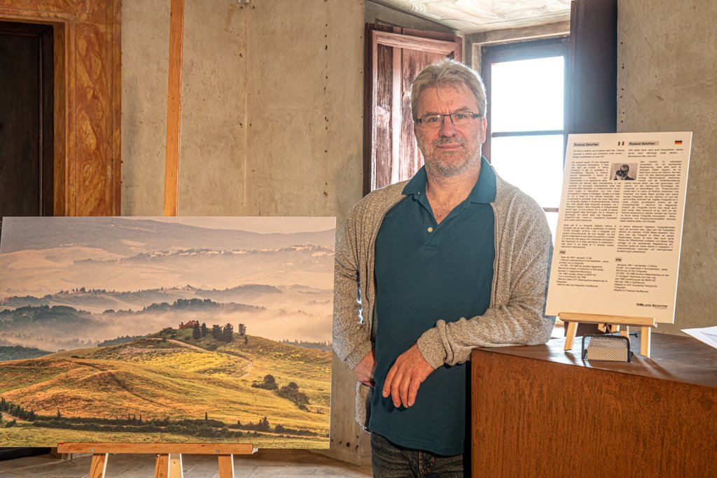 Der Künstler bei der Eröffnung seiner Ausstellung "Toscana nella nebbia" in San Quirico d'Orcia/Italien - Bilder für Azrtpraxis