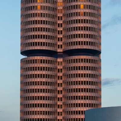 Roland Seichter Fotografie - Städtefotografie - München - BMW Hochhaus im Abendlicht