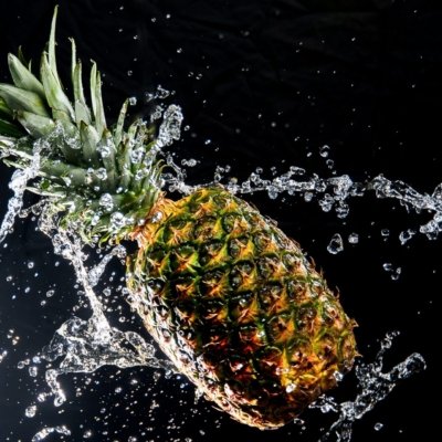 Roland Seichter Fotografie - Einzigartige Wandbilder - CreativeArt - Eine Ananas wird mit Wasser beworfen