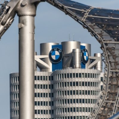 Roland Seichter Fotografie - Städtefotografie - München - Sicht auf die Spitze des BMW Hochhauses mit Blick durch einen Rahmen gebildet von Teilen des Olympiadaches