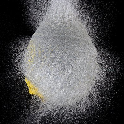 Roland Seichter Fotografie - Experimentelle Fotografie - Gelber Luftballon gefüllt mit Wasser, fotografiert im Moment des Platzens