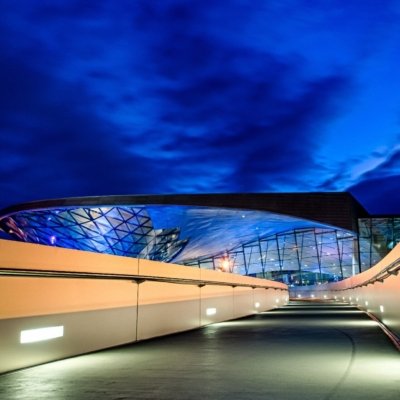 Roland Seichter Fotografie - Städtefotografie - München - Blick auf die BMW Welt zur blauen Stunde