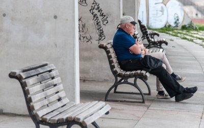 Roland Seichter Fotografie - Städtefotografie - Zwei Personen sitzen auf einer Bank und schauen in die Gegend