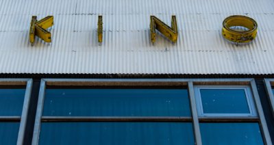 Roland Seichter Fotografie - Städtefotografie - Schriftzug Kino schon recht verfallen
