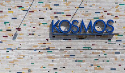 Roland Seichter Fotografie - Städtefotografie - Schriftzug "Kosmos" vor Fliesenwand