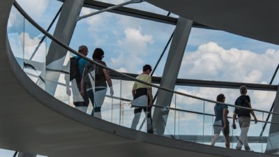 Roland Seichter Fotografie - Städtefotografie - Besucher der Kuppel im Reichtagsgebäude