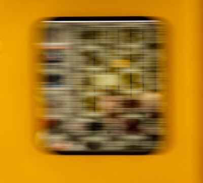 Roland Seichter Fotografie - Abstrakte Fotografie - Ein duurch Bewegungsunschäfe verfremdetes Fenster einer Berliner U-Bhan