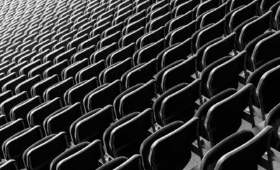 Roland Seichter Fotografie - Städtefotografie - Sitzreihen im Olympiastatdion Berlin. Schwarz/Weiß