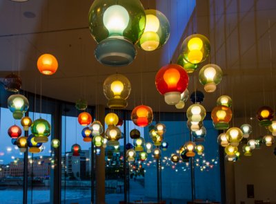 Roland Seichter Fotografie - Städtefotografie - Viele bunte, eingeschaltete Lampen