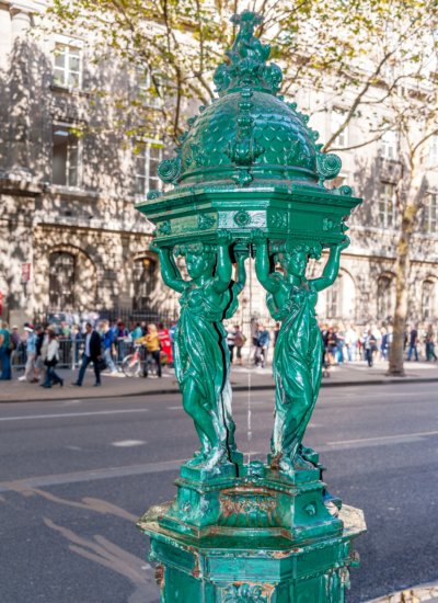 Roland Seichter Fotografie - Städtefotografie - Paris - Einer der überall zu sehenden grünen Brunnen in Paris
