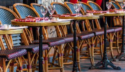 Roland Seichter Fotografie - Städtefotografie - Paris - Bistrotische und -stühle in Reihe