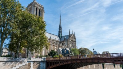 Roland Seichter Fotografie - Städtefotografie - Paris - Ansicht des Notre Dame von unten, eine Eisenbrücke im Vordergrund
