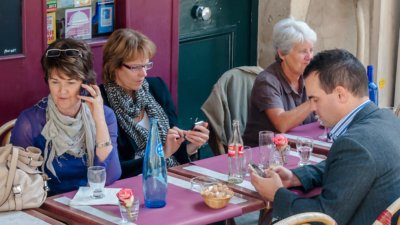 Roland Seichter Fotografie - Städtefotografie - Paris - Drei Bistrogäste, alle sind am Handy beschäftigt