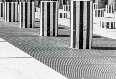 Roland Seichter Fotografie - Städtefotografie - Paris - Das Kunstwerk der Colonnes de Buren. Schwarz/Weiß