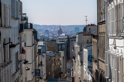 Roland Seichter Fotografie - Städtefotografie - Paris - Blick von Montmatre durch eine Gasse hinunter nach Paris