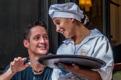 Roland Seichter Fotografie - Städtefotografie - Paris - Ein Birstogast und die Bedienung im intensiven Gespräch vertrieft