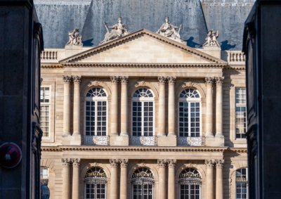 Roland Seichter Fotografie - Städtefotografie - Paris - Blick in einen Innenhof mit einer prachtvollen Eingangsfront