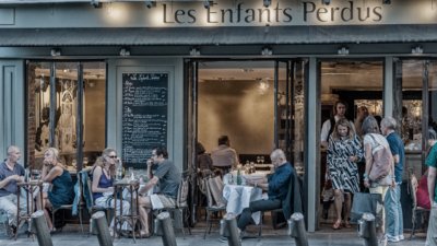 Roland Seichter Fotografie - Städtefotografie - Paris - Eines der vielen Bistros in Paris am frühen Abend.