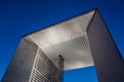 Roland Seichter Fotografie - Städtefotografie - Paris - Die Grande Arche von unten nach oben in der Nacht fotografiert