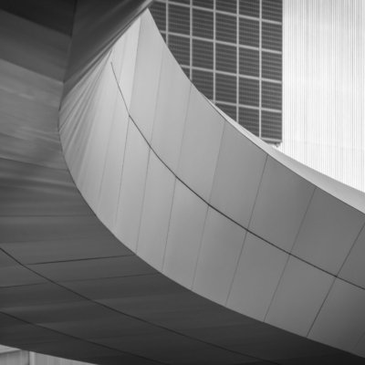 Roland Seichter Fotografie - Städtefotografie - Detailblick auf die Verbindungsbrücke zur BMW Welt von außen. Schwarz/Weiß