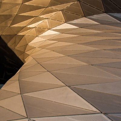 Roland Seichter Fotografie - Städtefotografie - München - Detaillierter Blick auf den Tornadowirbel der BMW Welt im Abendlicht